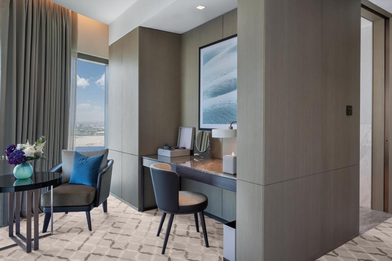 ホテル Address Creek Harbour ドバイ エクステリア 写真 A work desk in a hotel room