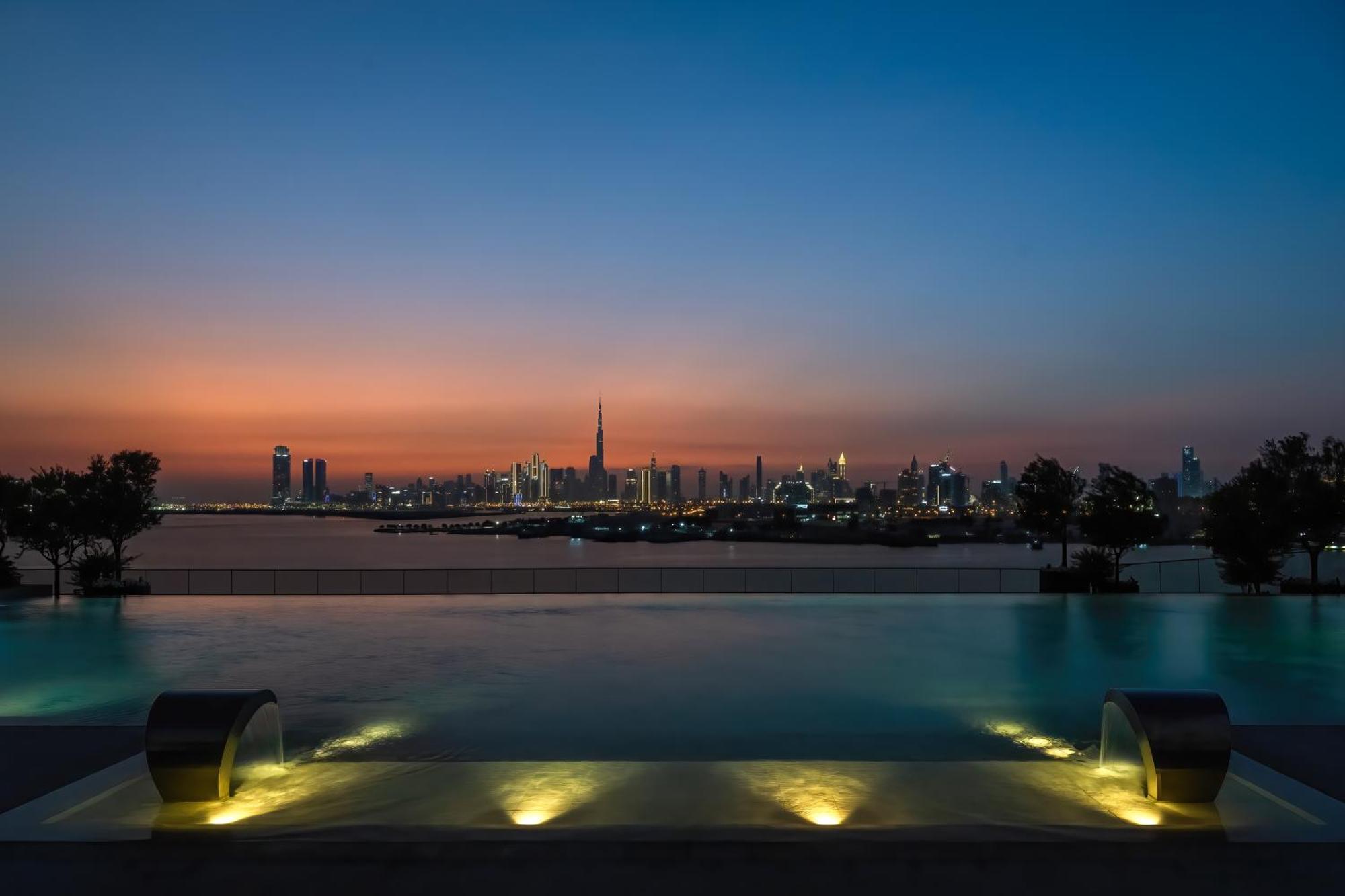 ホテル Address Creek Harbour ドバイ エクステリア 写真 View of the Dubai skyline from the pool deck