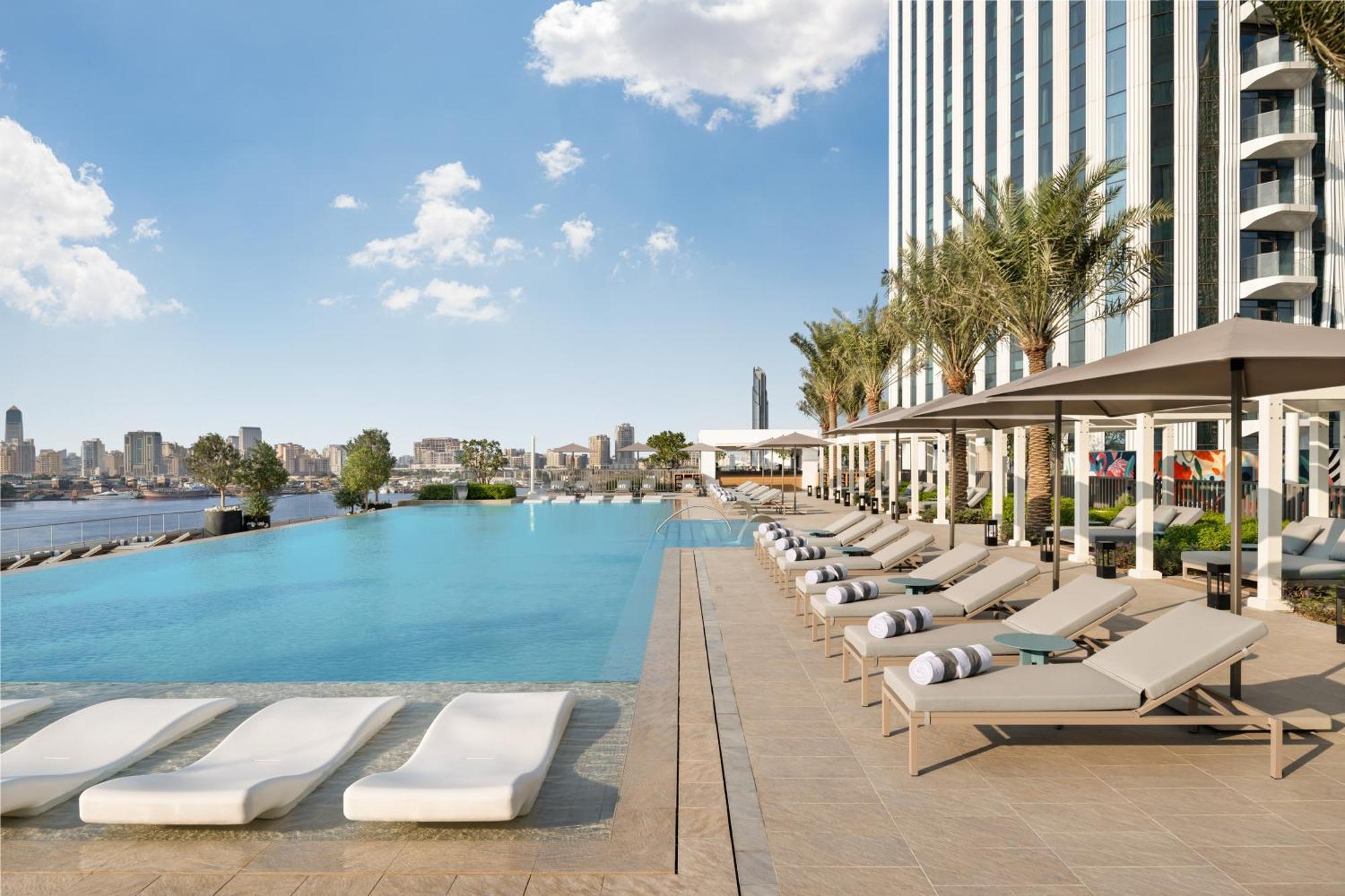 ホテル Address Creek Harbour ドバイ エクステリア 写真 The swimming pool at the hotel